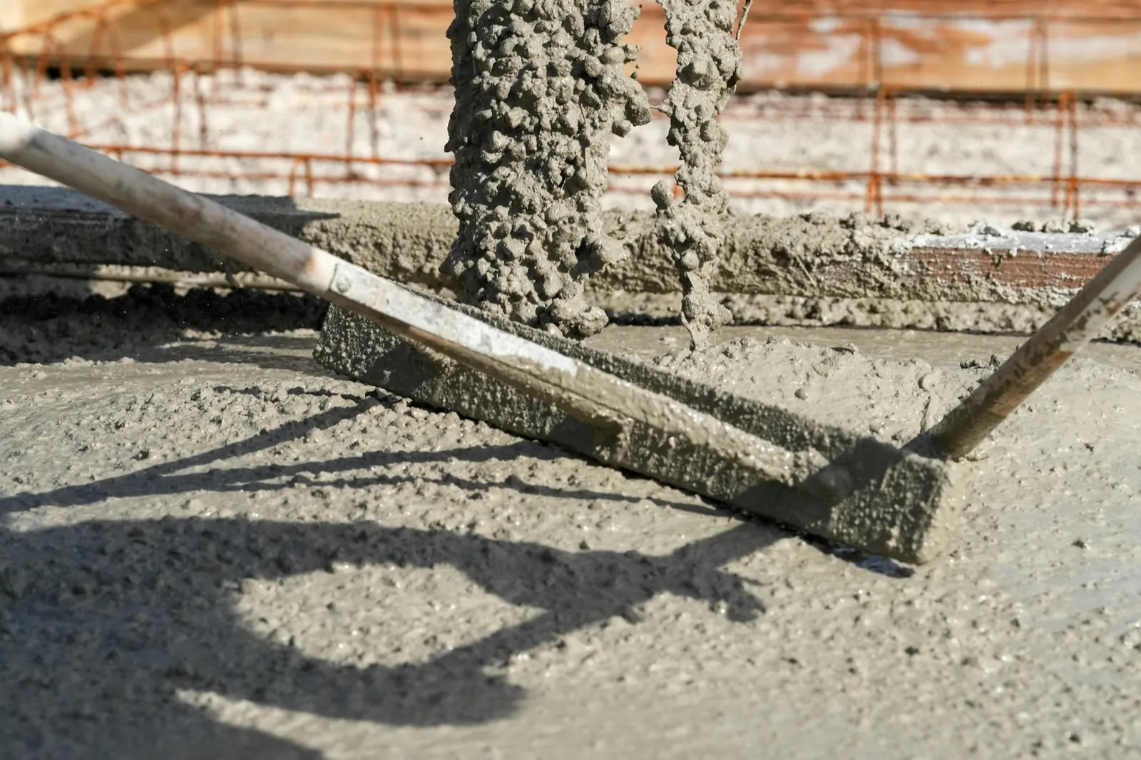Turnarea și nivelarea betonului peste armătură