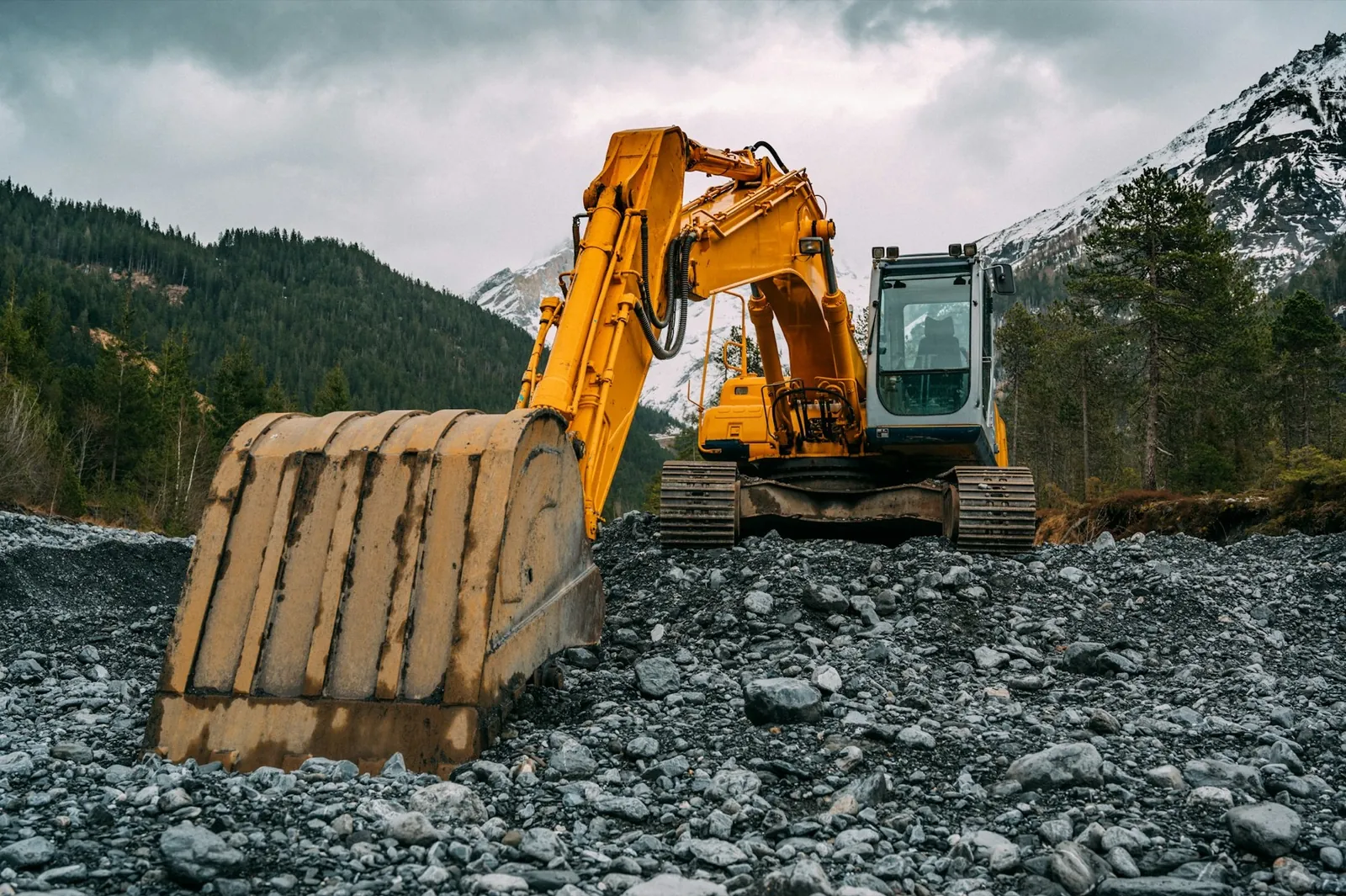 Excavator pe un front de agregate din balastieră