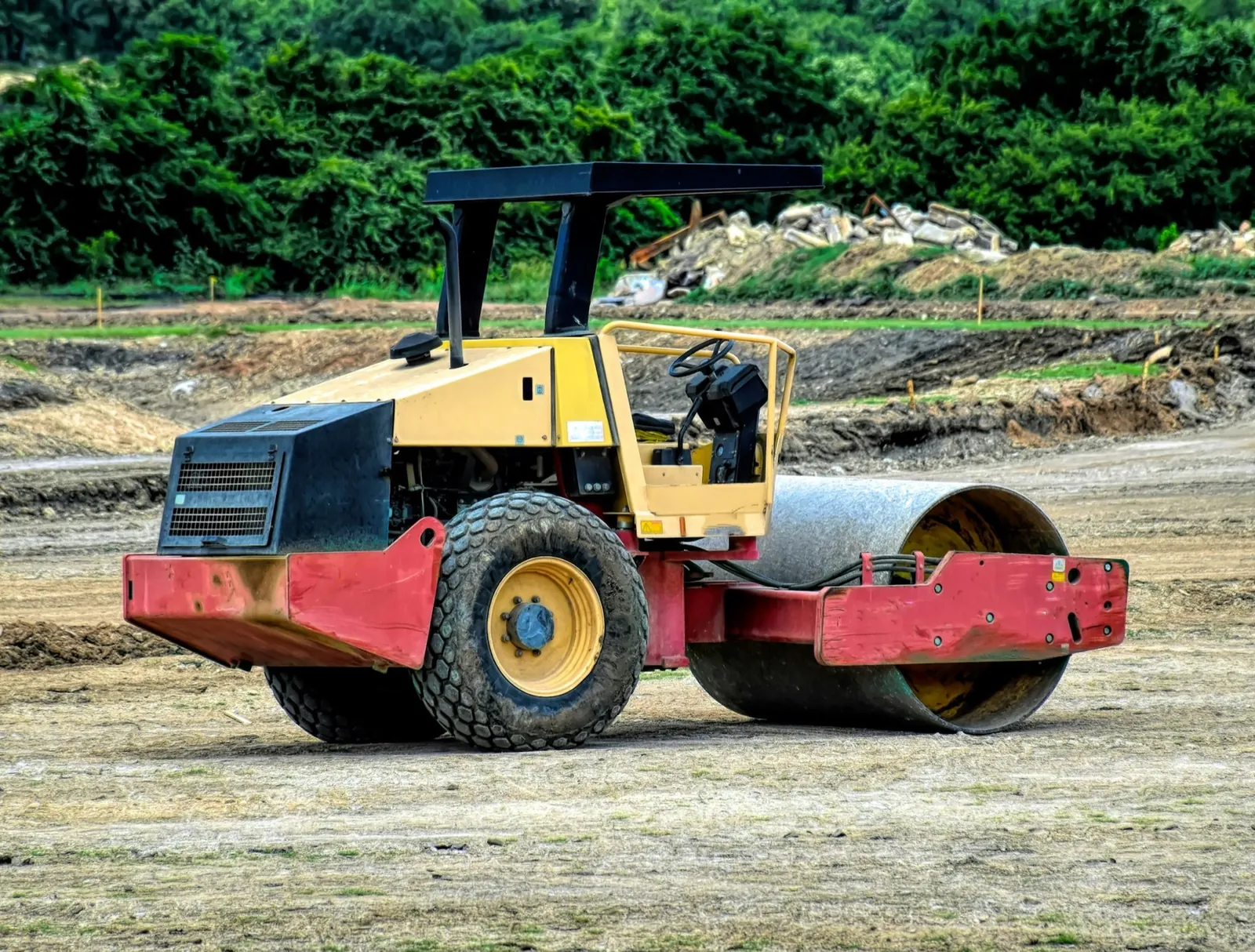 Compactor cu tambur pe un drum în construcție